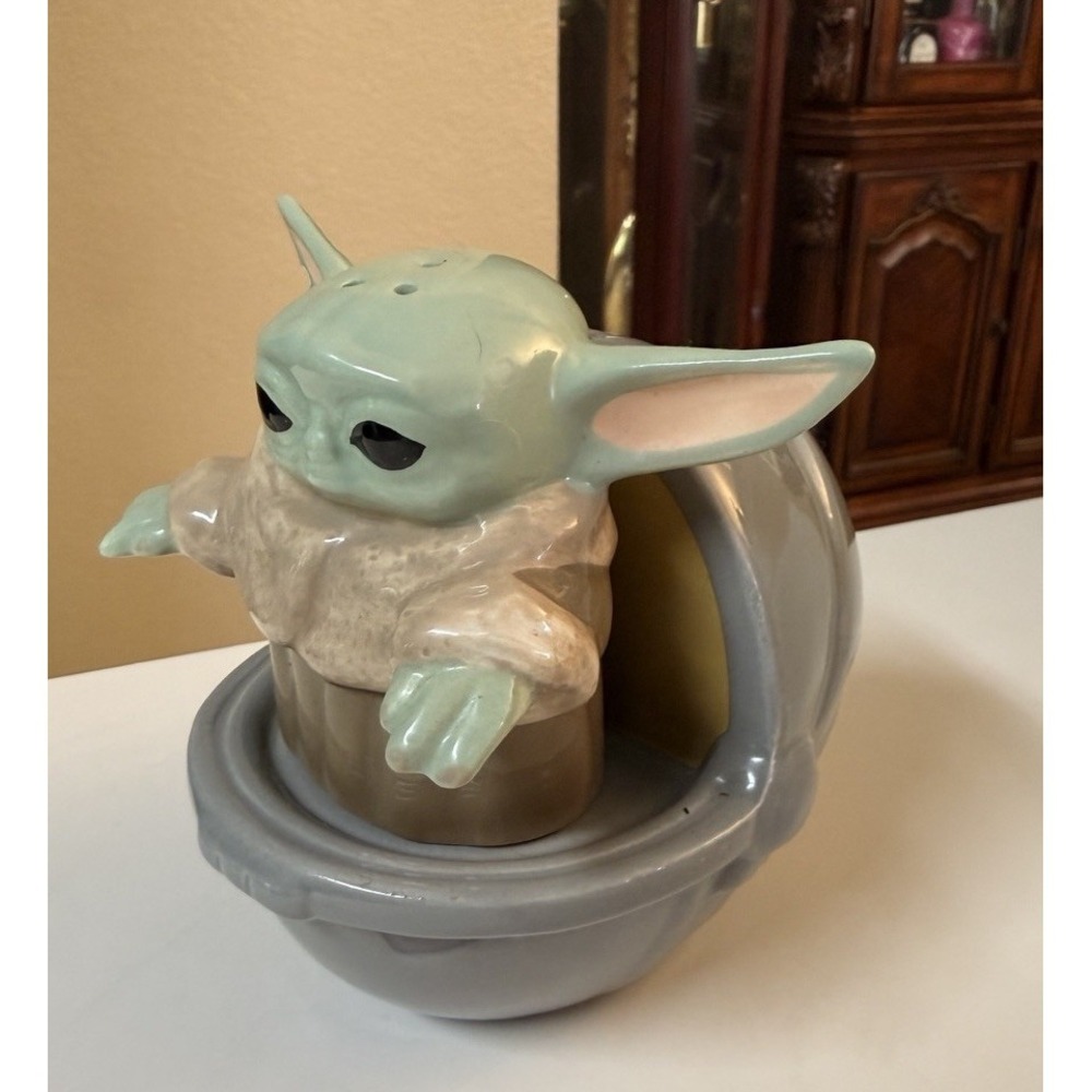 Star Wars Mandalorian The Child Baby Yoda Grogu Ceramic Salt‎ & Pepper Shakers